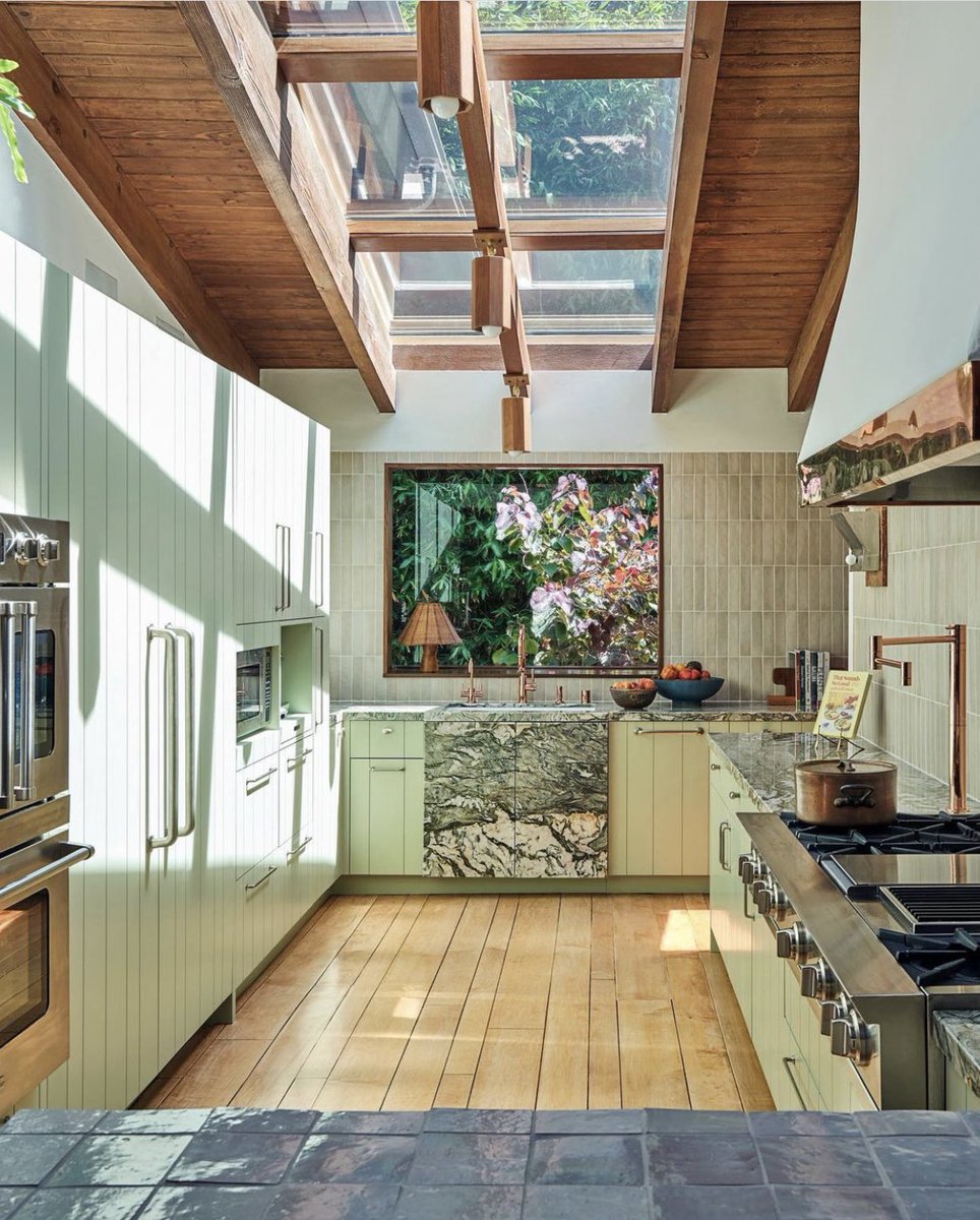 mrmedina's tweet image. emma chamberlain won the house tours format. shut it down.