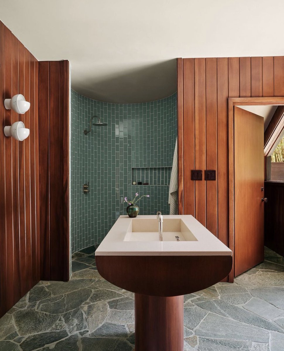 mrmedina's tweet image. emma chamberlain won the house tours format. shut it down.