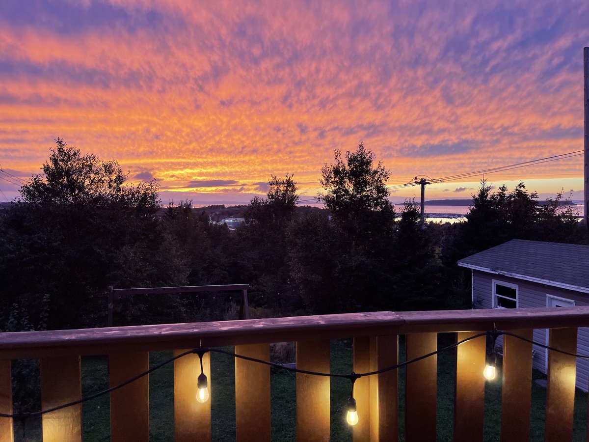 Davidlnewman's tweet photo. Early Autumn Evening Fifty-Five
#NewfoundlandandLabrador #ConceptionBaySouth #Autumn #sunset #patio #mobileoffice #outportcity #allthatmightbetrue https://t.co/CC8ocWATpd