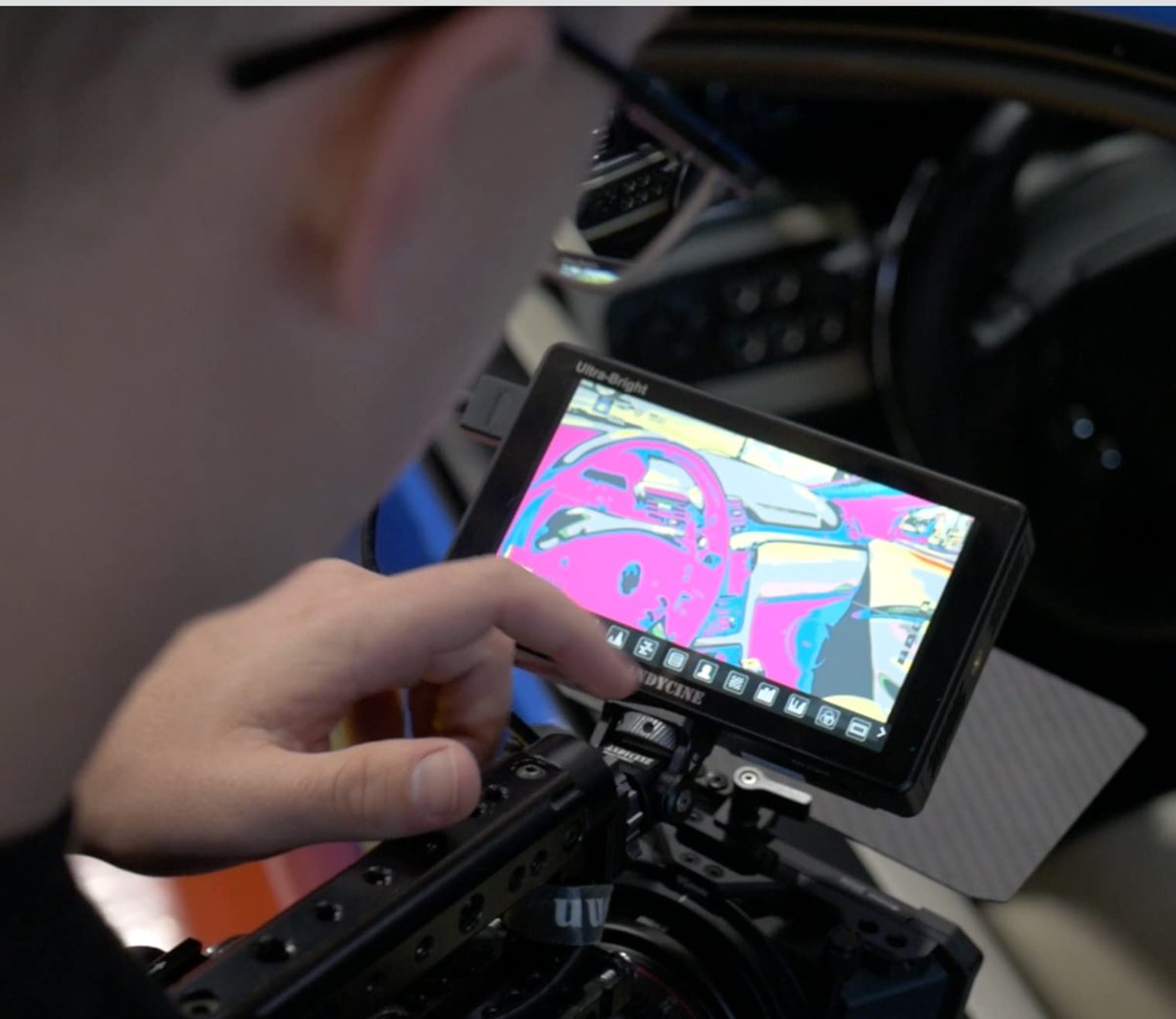 Andycinegear's tweet photo. #Andycine C5——A #cameramonitor that you won't regret buying.

💯5.5-inch FHD 4K #touch display
3000nits ultra-high brightness support.
💯Absolute precision with the new #AndyOS UI.
💯Using the L series battery slot cooling fan and equipped with multi-dimensional cooling holes. https://t.co/pMPFq2dEnc