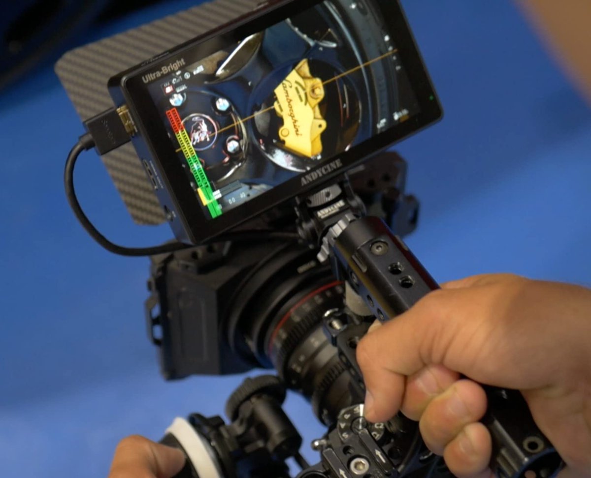 Andycinegear's tweet photo. #Andycine C5——A #cameramonitor that you won't regret buying.

💯5.5-inch FHD 4K #touch display
3000nits ultra-high brightness support.
💯Absolute precision with the new #AndyOS UI.
💯Using the L series battery slot cooling fan and equipped with multi-dimensional cooling holes. https://t.co/pMPFq2dEnc