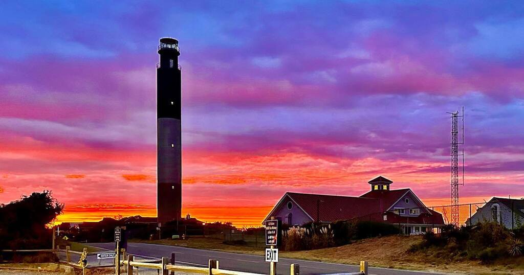 OKI Lighthouse Sunset #oakislandnc #brunswickcountync #lighthouse #oakislandlighthouse #lighthousesofinstagram #lighthouse_world #sunset #sky_brilliance #rsa_night #rsa_light_members #rsa_light instagr.am/p/CjHN2b8rMyU/