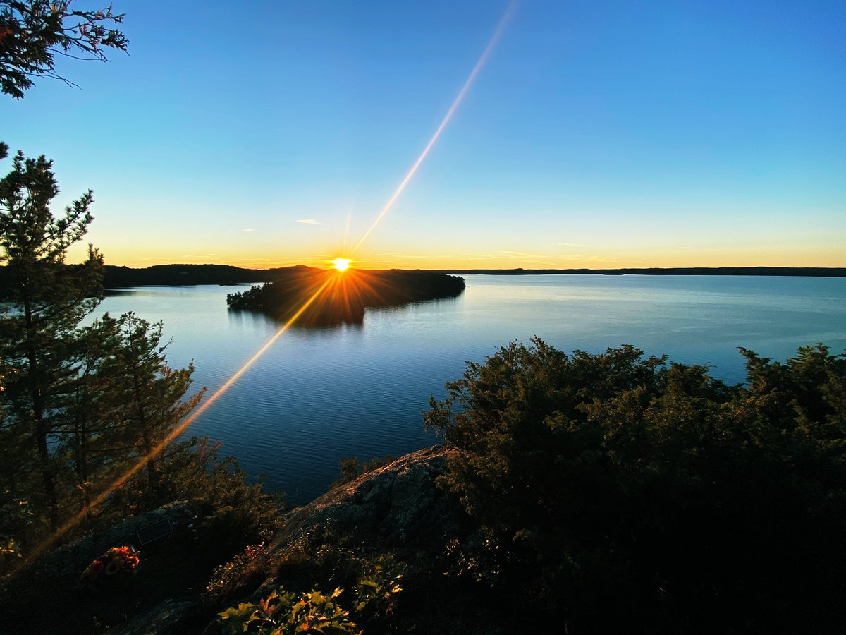 MuskokaCoach18's tweet photo. Beauty night for a visit with a beauty view
#JRDRip #BrothersForever #SkeletonLake #Muskoka https://t.co/7zNbQnn4ZI