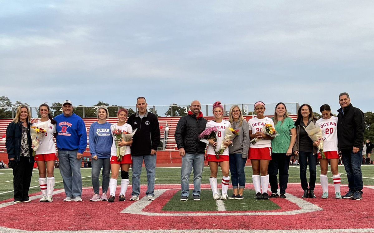 BigRedFH's tweet photo. 🙏 Thank you to our seniors 🤩 &amp; their parents for the constant support &amp; dedication to the team over the past 4️⃣ years ❤️🅾️🏑 #timeflies https://t.co/r1NBueSEqw