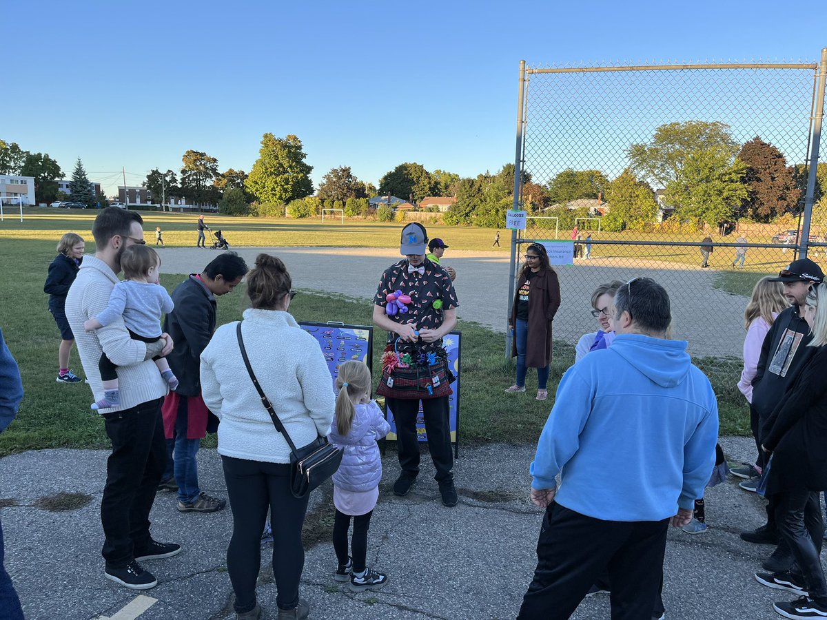 smiwrdsb's tweet photo. Thank you Smithson community for coming to meet our Educator team & joining in the Fall Fun Fair. Thank you to our incredible group of School council members & volunteers for your time, energy and donations. The kiddos loved the rides, games, food and fun! #smithsonpride @wrdsb https://t.co/yqrVmydOQv