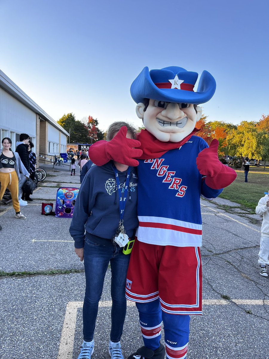 smiwrdsb's tweet photo. Thank you Smithson community for coming to meet our Educator team & joining in the Fall Fun Fair. Thank you to our incredible group of School council members & volunteers for your time, energy and donations. The kiddos loved the rides, games, food and fun! #smithsonpride @wrdsb https://t.co/yqrVmydOQv