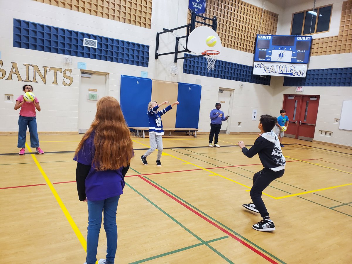 MightyMorrisons's tweet photo. Volleyball drills in Gym @SJPIIOakville Bump, Set, Spike!! 🏐 https://t.co/JsrrbVHWa3