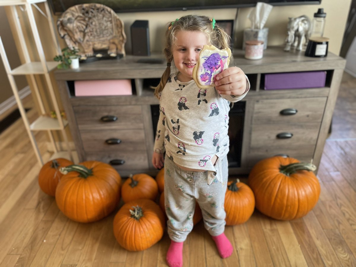TracyMurphy101's tweet photo. Kids came home to a little pumpkin surprise and crafty cookie treat 🥰 https://t.co/A2Jbope2Zx