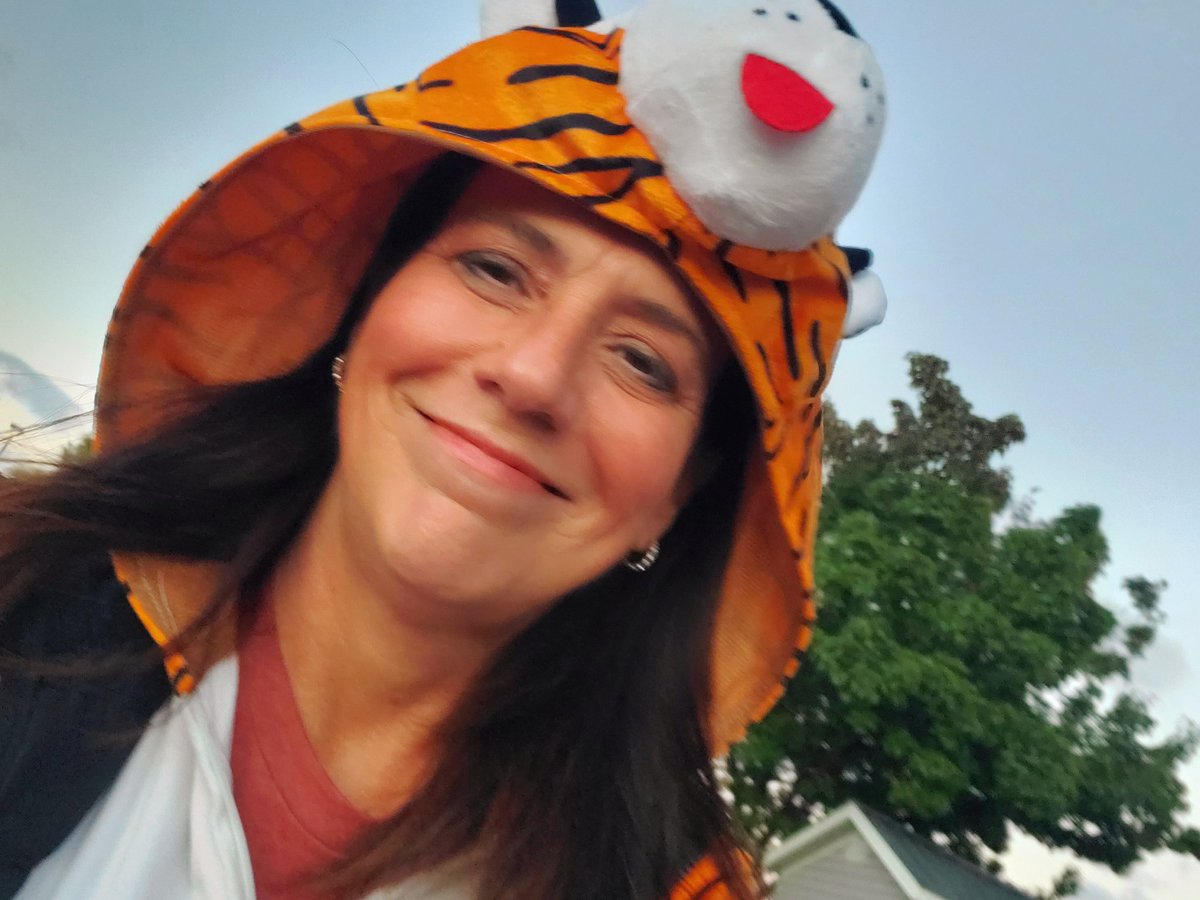 jenyolk's tweet photo. Happy THURSDAY!! Great turnout for the final Halloween-themed ride of the season. #baycycles #cityofsandusky #lakeerielove 🎃🧡🎃🧡🎃 https://t.co/u5vVJbLiuG