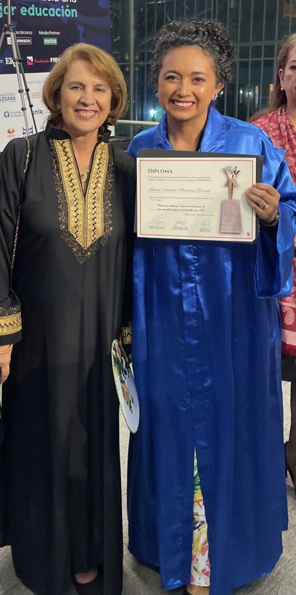 algoraalfonso's tweet photo. Muy orgulloso de mis profesoras Janeth, Milena Laura @ktalulu y Giss, semifinalistas y flamante cuarto puesto del XIV Concurso Nacional y IX Iberoamericano de Excelencia Educativa, una gran iniciativa de la prestigiosa @FundacionFidal y @rosaliaarteaga https://t.co/kxxz36eHUA