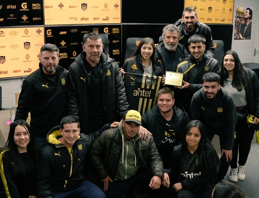 JuanVicente1891's tweet image. 3 años de trabajo incansable dieron sus frutos. 
Habiendo conseguido el 3er puesto en el ranking de Peñas del interior, agradecemos el apoyo de todos los que nos han acompañado en estos años, siempre por amor al Club de nuestros amores. 
AGUANTE PEÑAROL Y SU GENTE 🖤💛
#Decano