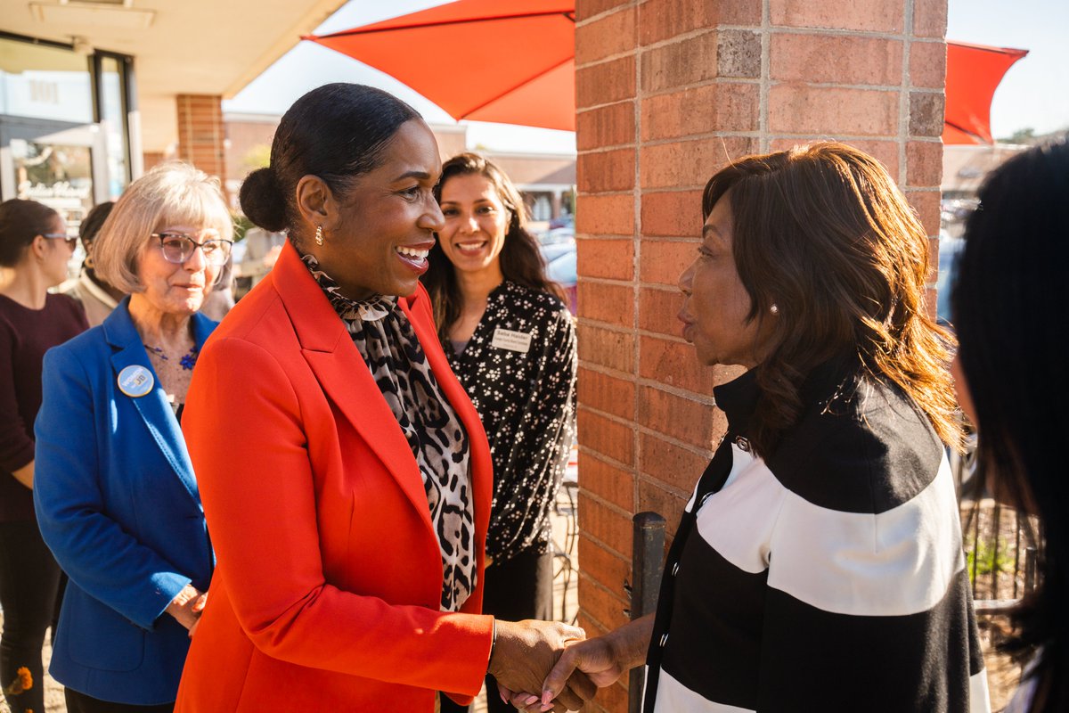 Closed out the Women’s Empowerment and Mobilization Tour with this great group of Democrats in Naperville!

Illinois women know what’s at stake in this election. Our bodily autonomy, our independence, our futures are on the line.

Only 40 days until Election Day. Let's win this!