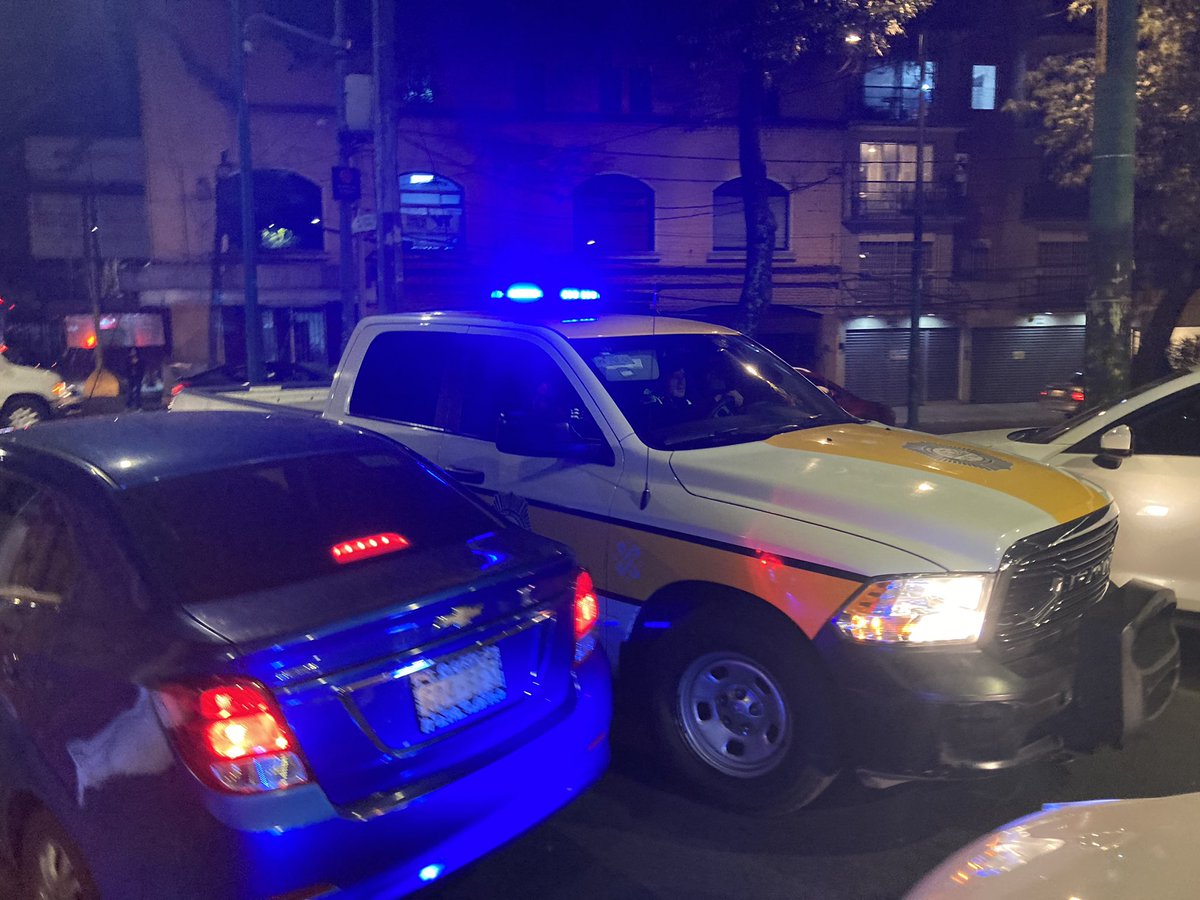 amarquinac's tweet photo. Y así en pleno caos por las flallas de Metro un tránsito metiéndose en sentido contrario sin razón. ¿Abuso de autoridad? @SSC_CDMX @OVIALCDMX Av.las Torres, esq. Taxqueña frente al metro tacqueña https://t.co/xhsieA6Sqy