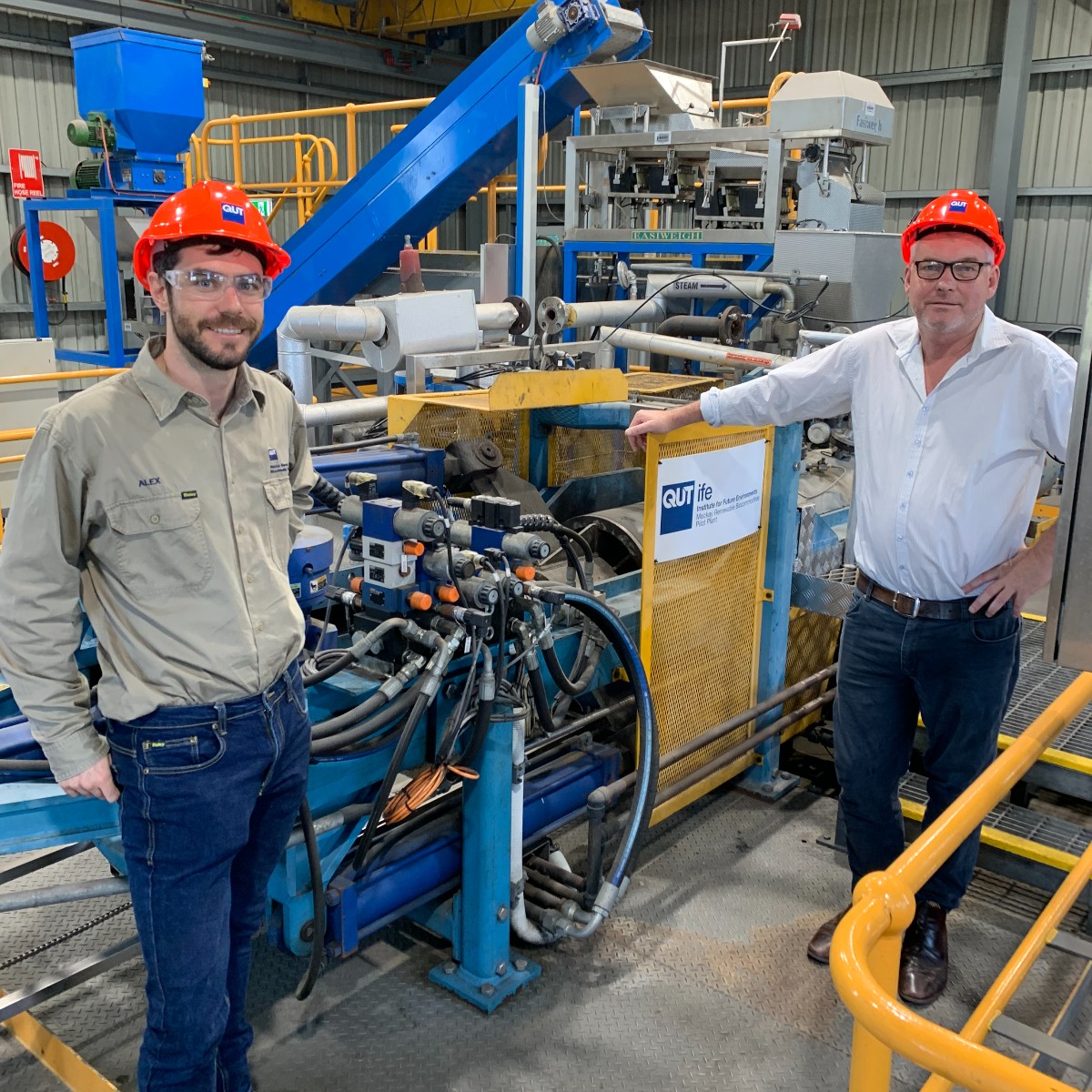 QUT's tweet image. Lachlan Millar, Member for Gregory, and Deputy Chair of the Queensland Parliament Transport and Resources Committee visited #QUT Mackay Biocommodities Pilot Plant to view our research capabilities in agricultural diversification. #QUTEngineering