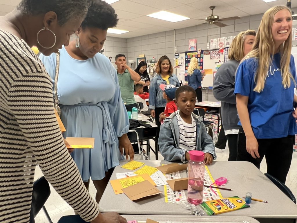 KBecksteadBC's tweet photo. Such a fun “Escape into Reading” night @GlendaleElemISD! Families truly engaged in literacy activities with students and staff! #isdstrong #literacy #escaperooms https://t.co/xJp4jDMc7o