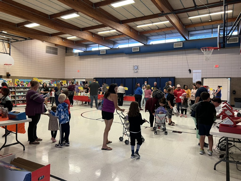 Such a fun “Escape into Reading” night <a href="/GlendaleElemISD/">Glendale Elementary School</a>! Families truly engaged in literacy activities with students and staff! #isdstrong #literacy #escaperooms