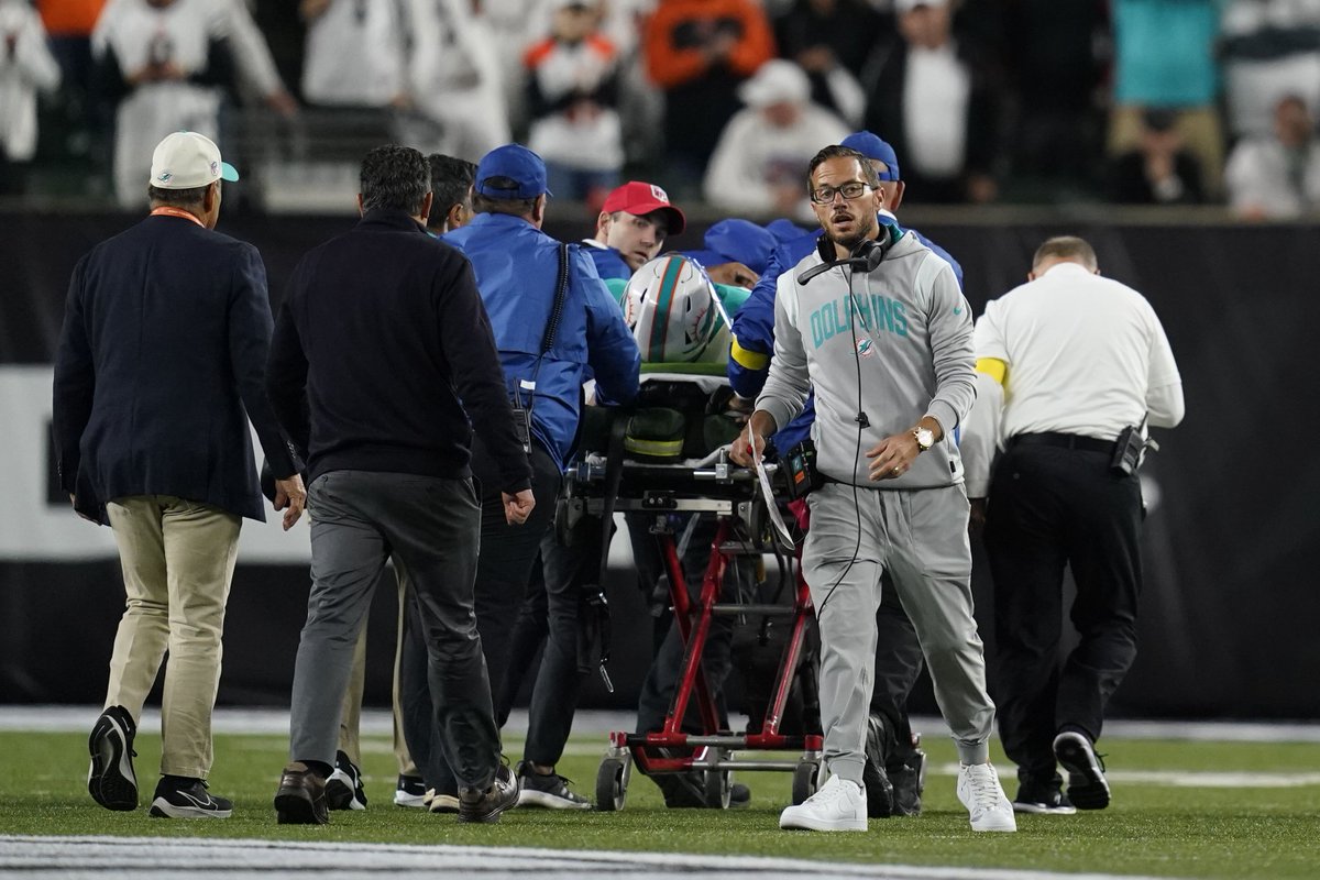 BREAKING NEWS - Miami Dolphins quarterback Tua Tagovailoa was carted off the field after suffering an injury to his head and neck. local10.com/sports/2022/09…