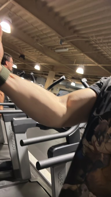 You can tell I workout 😏 💪🏻 (no, this is not due to me beating 🤜🏻 my meat 🥩  alright?😤) https://t.co