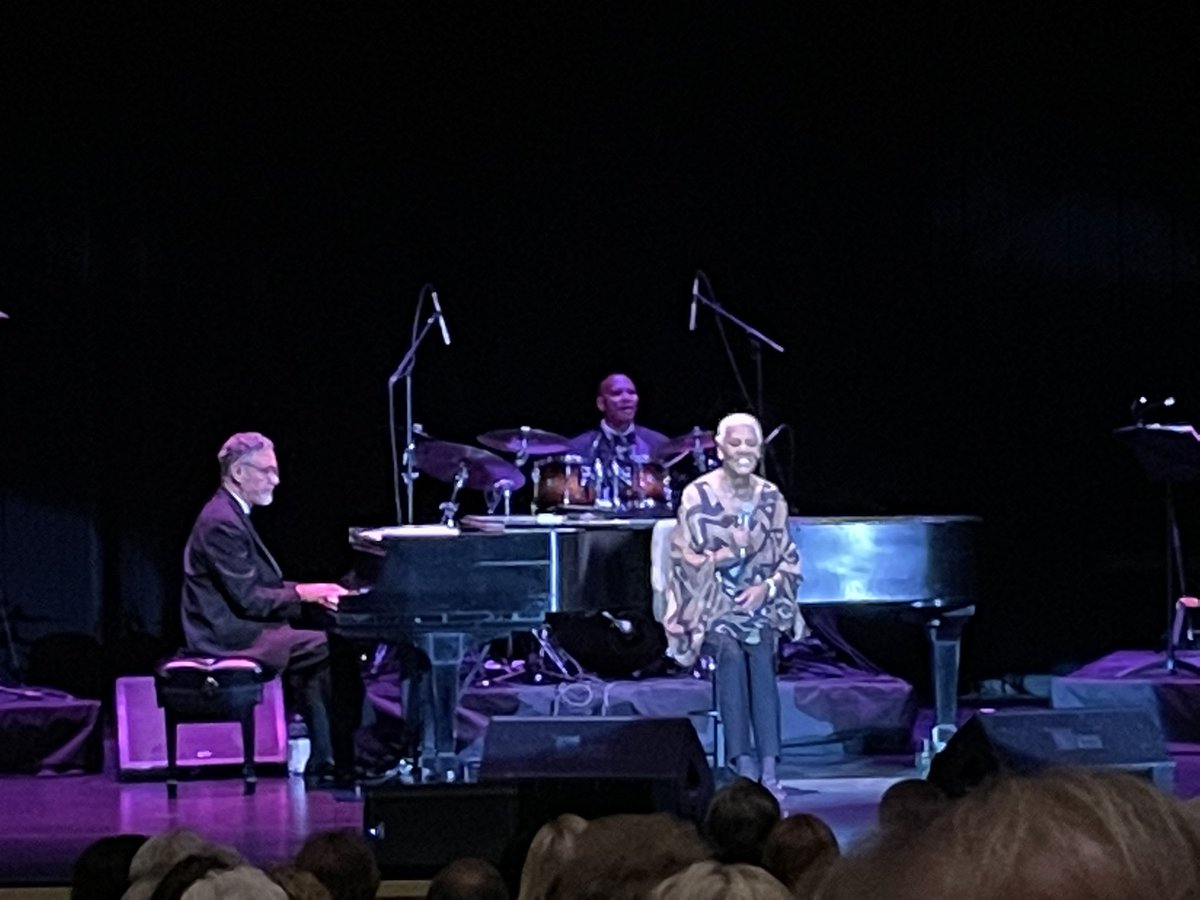 DrReginaHyatt's tweet photo. Wow! @dionnewarwick gave us all of the favorites and a few, new to me, songs. She was brilliant! Thanks for gracing the @MSU_Lyceum series stage tonight. #KeepSmilingKeepShining https://t.co/cldsT17v8h