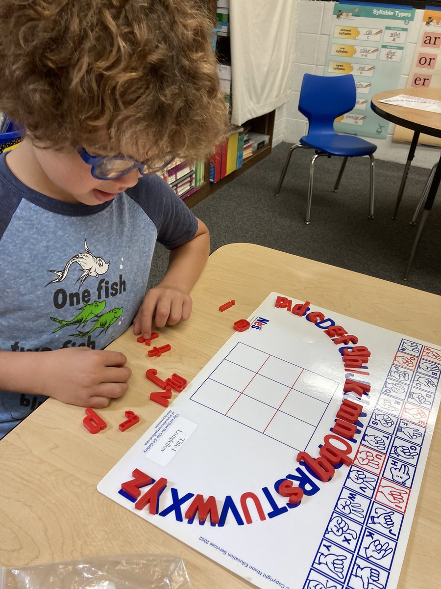 Using alphabet arcs to practice letter recognition and letter sounds. 🌈K students match uppercase to uppercase while 1st match lowercase to the correct uppercase partner. At the end we recite the alphabet backwards! #LongfellowBears 🐻#WeAreD97
