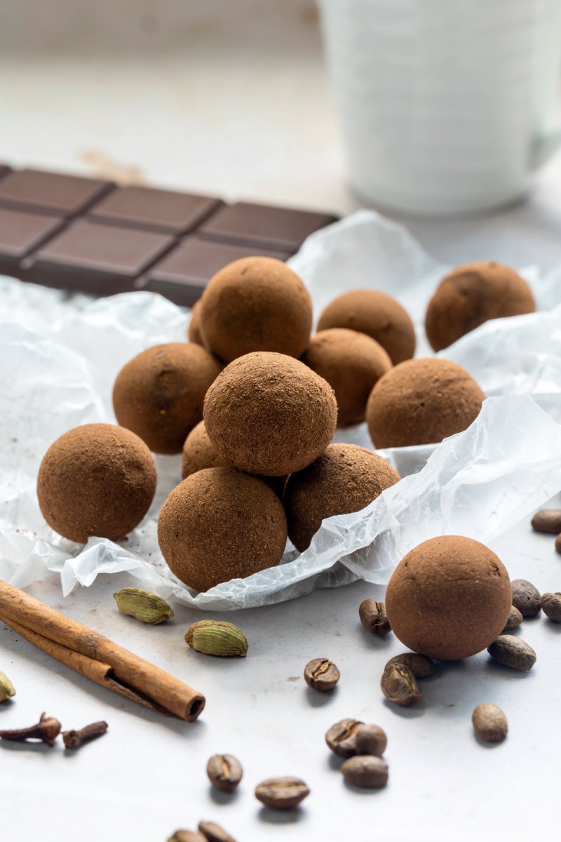 KyleesKitchen's tweet photo. Chai-spiced chocolate truffles made extra special by steeping freshly roasted coffee beans in the heavy cream before making the ganache. Perfect for #NationalCoffeeDay. Recipe: https://t.co/xKj3vL5d9n #kyleeskitchen https://t.co/6ulvFiDtmh