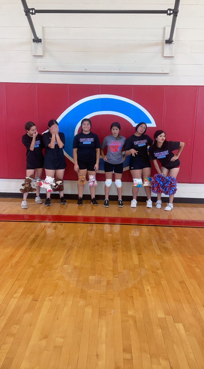 cberrysports's tweet photo. Lady Lions Volleyball practiced with "anything but knee pads" today! Working hard and having fun! #CISDathletics #CHS_lions #castleberryisd https://t.co/yl2O76vOXp