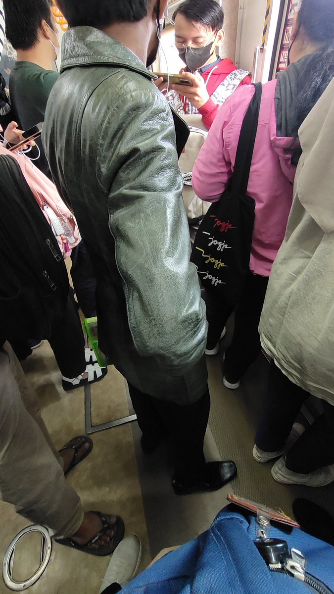 galani__'s tweet photo. Kok ya masih boleh naik kereta sih????? Td ybs hampir mau nempel2 ke mba depannya lgsg saya panggil suruh pindah, tlg dong!!!! Ini di st cakung @CommuterLine @KAI121 @keretaapikita https://t.co/4fHkMSoMYp