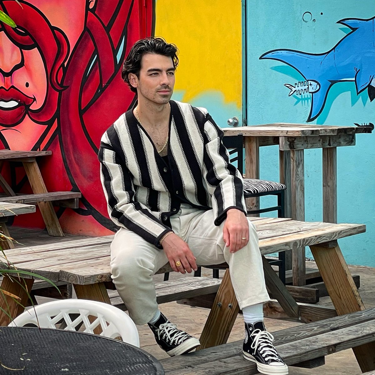 consultancynyc's tweet photo. Joe Jonas is seeing the world a whole lot more clearly now thanks to what he calls a “life-changing” new procedure to correct the vision problems he’s had since he was a kid 👍It’s called EVO ICL 👀

#joejonas #visioncorrection #evoicl #myopia #astigmatism #nearsighted https://t.co/CUhwUPPhHW