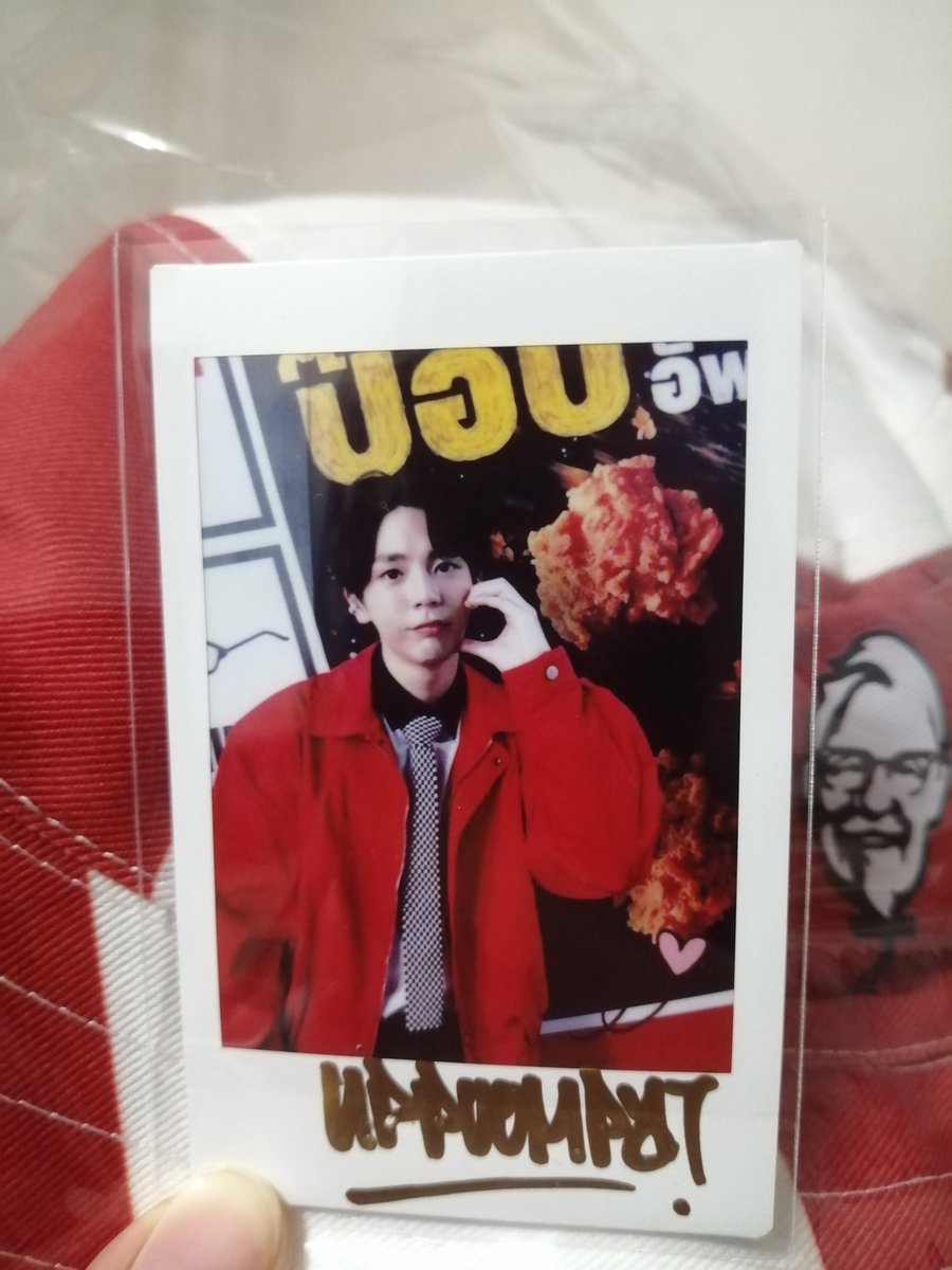 JNJChom's tweet photo. ตอนรับเช้าวันที่ดีแบบนี้ น้อนมาถึงแล้ววววว มีโพลารอยด์พร้อมลายเซ็นมาด้วยยยย งื้อน่ารักนุ้บนิ้บที่สุด 😊🍗
#เคเอฟซี #ชิลลี่ชีส #อร่อยจนปล่อยไว้ไม่ได้
#ป๊อปกระแทกตาอัพกระแทกใจ #Updistraction
#Uppoompat #มาโยของอัพ https://t.co/mmSxXdO2CZ