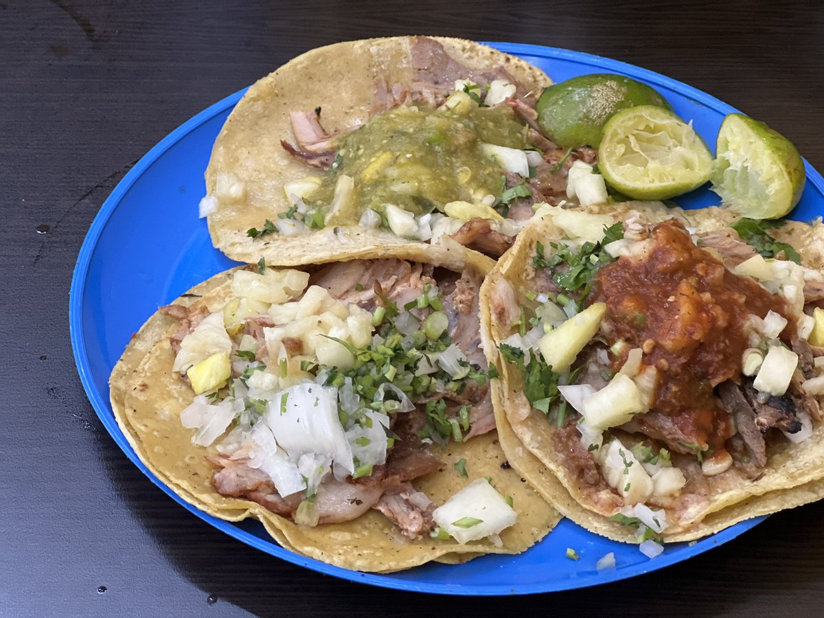 No podía pasar por el Centro Histórico sin aprovechar para comer unos tacos al pastor en la Taquería Arandas en la 5 de Mayo con Isabel la Católica. Con piña, cilantro, cebolla y limón, hay pocas cosas más ricas en este mundo. Y están a 3 x $33. 👍🇲🇽🌮