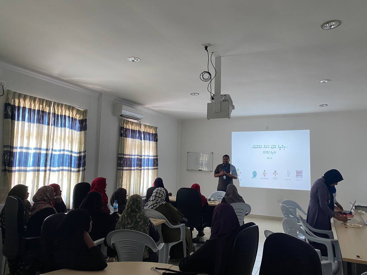 MaldivesFamilyF's tweet photo. Youth ministry aa Maldives family foundation aa gulhaigen, Mintheege thafaathu kurun tha nathaalun, “Break the Limit” program ge dhashun K. Atholhu gai hingi TOT (Train the Trainers) program. 
K.Maafushi council aa gulhaigen. https://t.co/hmqSp06bQw