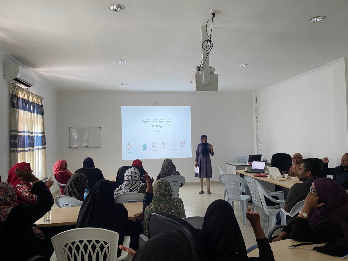 MaldivesFamilyF's tweet photo. Youth ministry aa Maldives family foundation aa gulhaigen, Mintheege thafaathu kurun tha nathaalun, “Break the Limit” program ge dhashun K. Atholhu gai hingi TOT (Train the Trainers) program. 
K.Maafushi council aa gulhaigen. https://t.co/hmqSp06bQw