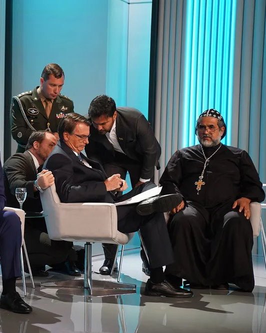 paulotcosta's tweet photo. O Padre Kelman surpreendeu todo mundo.
Chegaram pra atacar o Bolsonaro e levaram voadora do Padre.
Por essa nem o Bonner esperava. https://t.co/LTv9p57lNu