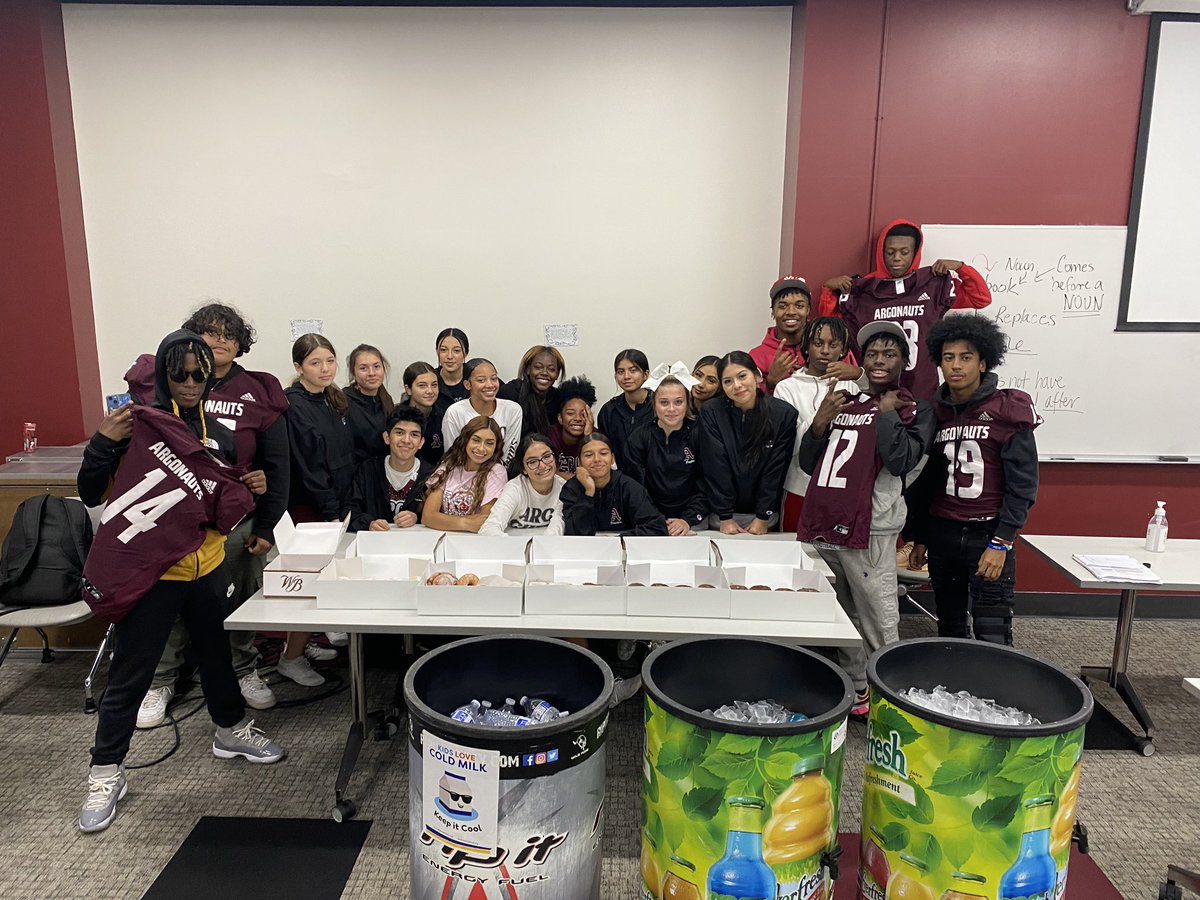 argohs217's tweet photo. Today Cheer got the football players sweet treats. #argofootball #argocheer #buildtheship @argo_football https://t.co/1T5PIS8l2C