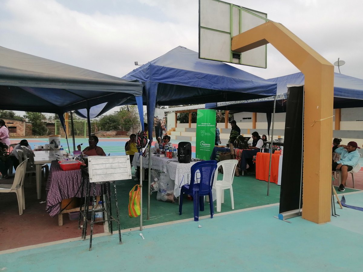 JPSantaRosaEC's tweet photo. Hoy se realizó la  Feria de Productividad donde agricultores, artesanos, emprendedores vendieron sus productos en los distintos stand de  la Parroquia Santa Antonio, trabajo articulado con la Jefa Política Flor Masache y  con cada uno de los Tenientes Políticos de cada Parroquia https://t.co/B1Ma6z4oJD