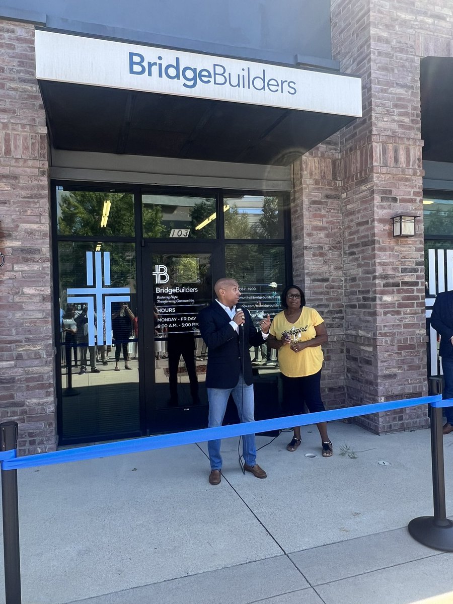 VentonJonesTX's tweet photo. Congratulations on the opening of the new neighborhood community center with partner @HISBB & @BrotherBills. Two excellent orgs that will do great work to lift this community up. #neighbors #OneDallas #CommunityFirst #Dallas https://t.co/JqeNGkSBLD