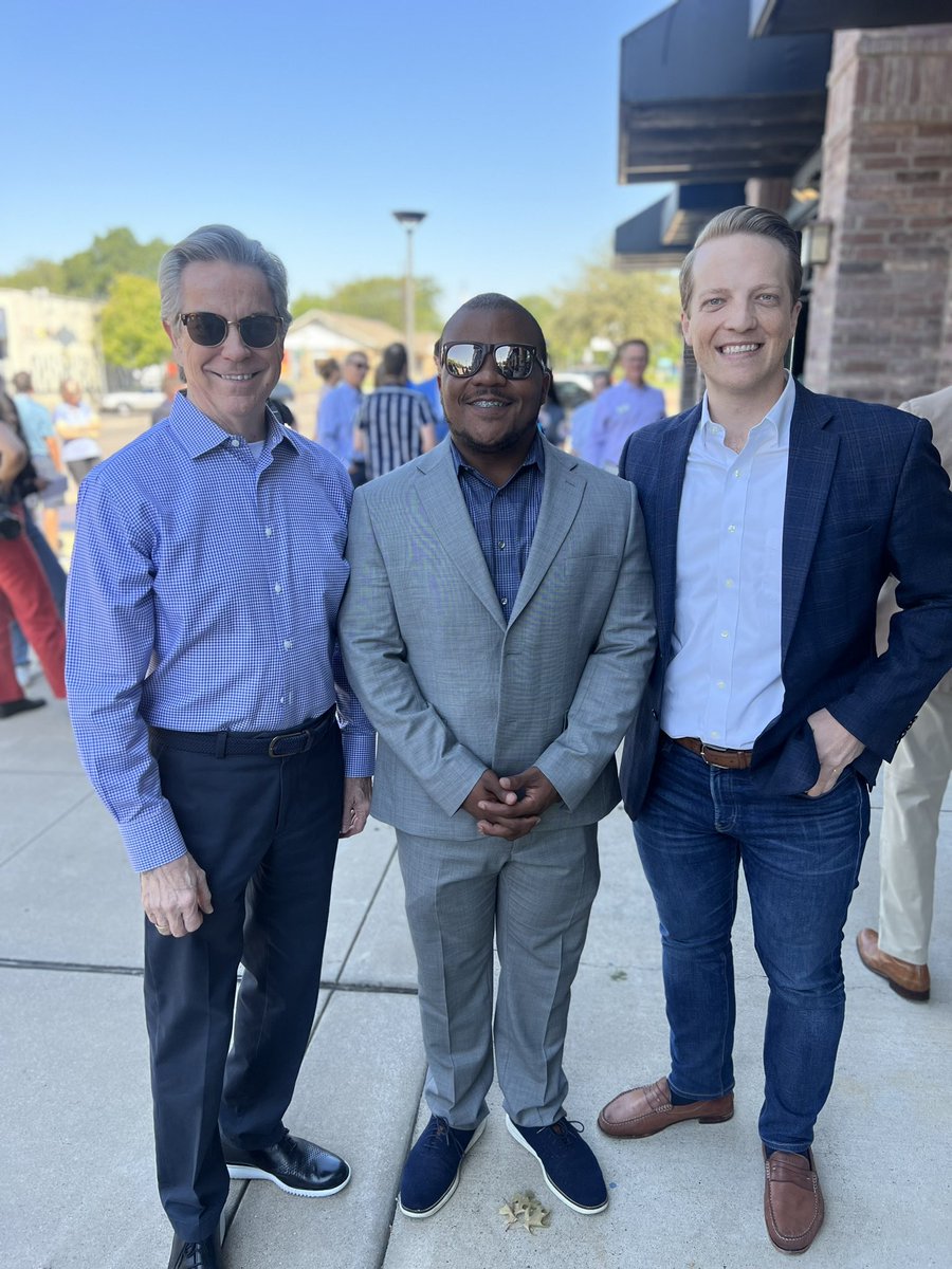 VentonJonesTX's tweet photo. Congratulations on the opening of the new neighborhood community center with partner @HISBB & @BrotherBills. Two excellent orgs that will do great work to lift this community up. #neighbors #OneDallas #CommunityFirst #Dallas https://t.co/JqeNGkSBLD