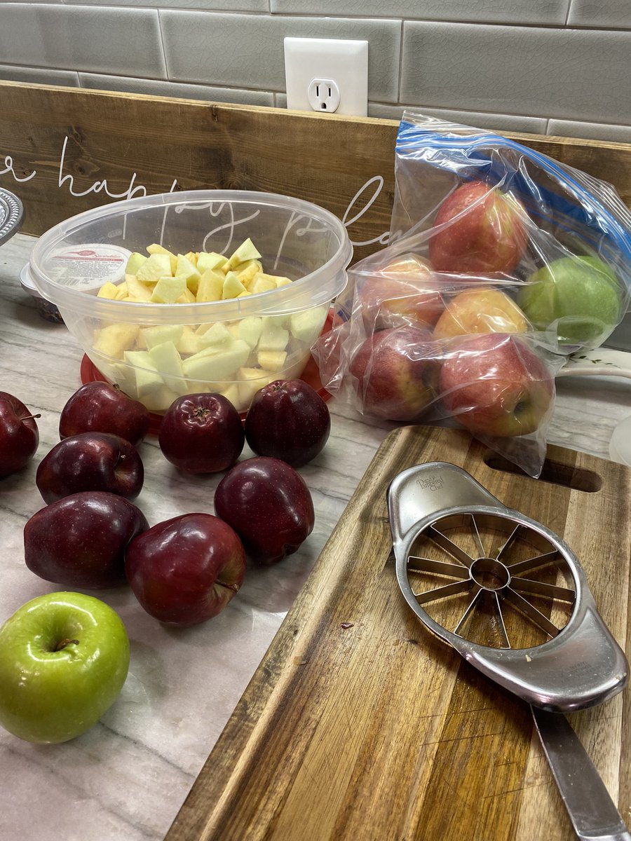 Krod77's tweet image. Our @TISDCES kinder pod is going to smell soooooooo good tomorrow!🍎🍏😍#homemadeapplesauce #cinnamon #fallscentsaremyfave #handsonlearning #johnnyappleseed #ourschoolisfun #itsagreatdaytobeacougar