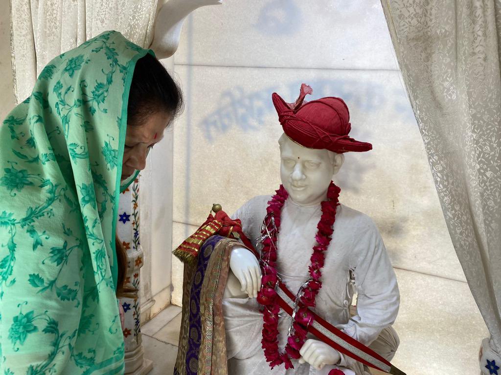 yashodhararaje's tweet photo. इस पथ का उद्देश्य नहीं है
श्रांत भवन में टिक रहना
किंतु पहुंचना उस सीमा तक
जिसके आगे राह नहीं

हर काम में श्रेष्ठता! आपसे जीवन का यही मंत्र सीखा, दादा! आज भी आपके बताए सेवा-पथ पर चल रही हूं। आप इस दुनिया में नहीं हमारे दिल में हैं। 

हर दिल पे नाम लिख दिया, माधवराव सिंधिया https://t.co/I4ckf0ydoi
