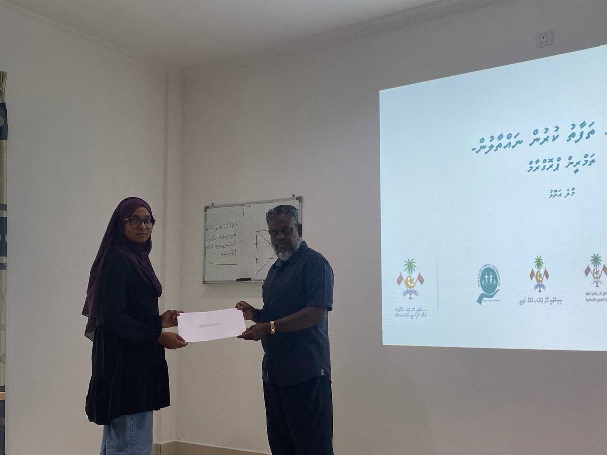 MaldivesFamilyF's tweet photo. Youth ministry aa Maldives family foundation aa gulhaigen, Mintheege thafaathu kurun tha nathaalun, “Break the Limit” program ge dhashun K. Atholhu gai hingi TOT (Train the Trainers) program ge Certificates tha havaalu kurun. 
K.Maafushi council aa gulhaigen. https://t.co/1ikXnZhq49