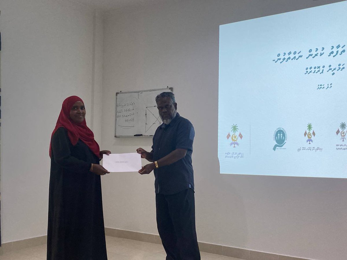 MaldivesFamilyF's tweet photo. Youth ministry aa Maldives family foundation aa gulhaigen, Mintheege thafaathu kurun tha nathaalun, “Break the Limit” program ge dhashun K. Atholhu gai hingi TOT (Train the Trainers) program ge Certificates tha havaalu kurun. 
K.Maafushi council aa gulhaigen. https://t.co/1ikXnZhq49