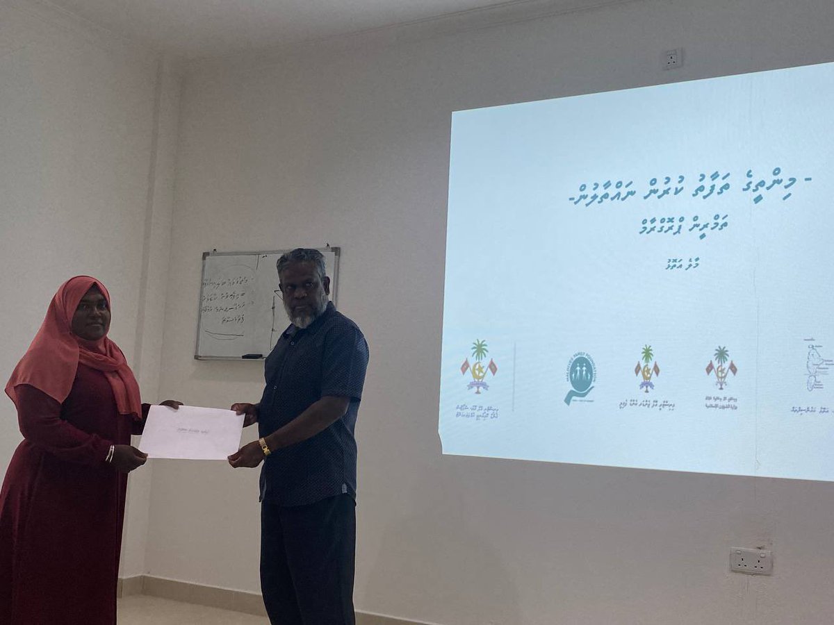 MaldivesFamilyF's tweet photo. Youth ministry aa Maldives family foundation aa gulhaigen, Mintheege thafaathu kurun tha nathaalun, “Break the Limit” program ge dhashun K. Atholhu gai hingi TOT (Train the Trainers) program ge Certificates tha havaalu kurun. 
K.Maafushi council aa gulhaigen. https://t.co/1ikXnZhq49