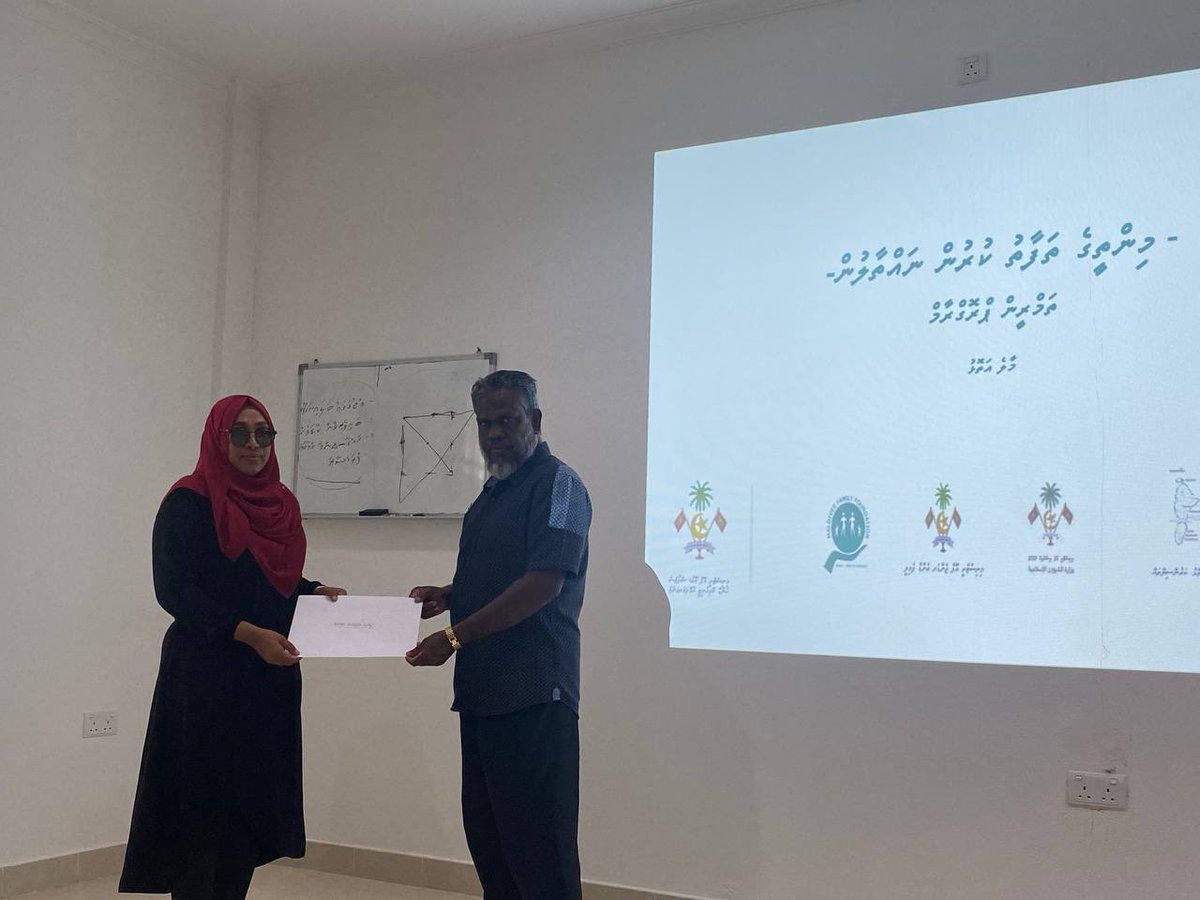 MaldivesFamilyF's tweet photo. Youth ministry aa Maldives family foundation aa gulhaigen, Mintheege thafaathu kurun tha nathaalun, “Break the Limit” program ge dhashun K. Atholhu gai hingi TOT (Train the Trainers) program ge certificates tha havaalu kurun. 
K.Maafushi council aa gulhaigen. https://t.co/iDkFRDkC4V
