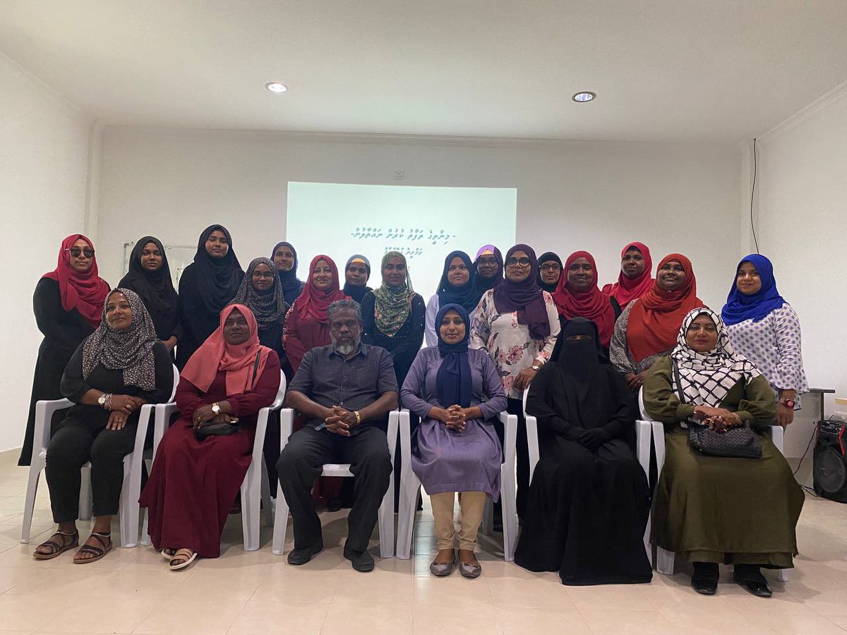 MaldivesFamilyF's tweet photo. Youth ministry aa Maldives family foundation aa gulhaigen, Mintheege thafaathu kurun tha nathaalun, “Break the Limit” program ge dhashun K. Atholhu gai hingi TOT (Train the Trainers) program ge certificates tha havaalu kurun. 
K.Maafushi council aa gulhaigen. https://t.co/iDkFRDkC4V