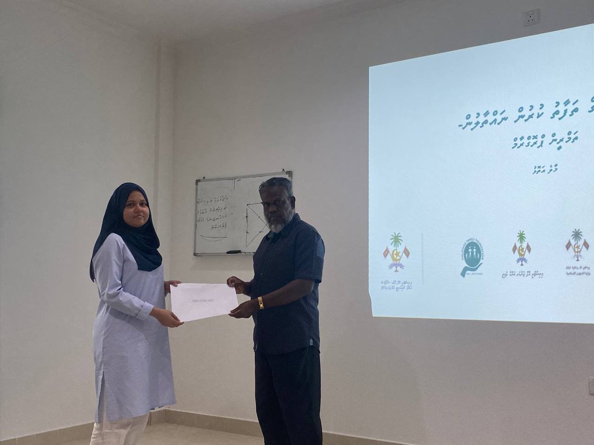 MaldivesFamilyF's tweet photo. Youth ministry aa Maldives family foundation aa gulhaigen, Mintheege thafaathu kurun tha nathaalun, “Break the Limit” program ge dhashun K. Atholhu gai hingi TOT (Train the Trainers) program ge certificates tha havaalu kurun. 
K.Maafushi council aa gulhaigen. https://t.co/iDkFRDkC4V
