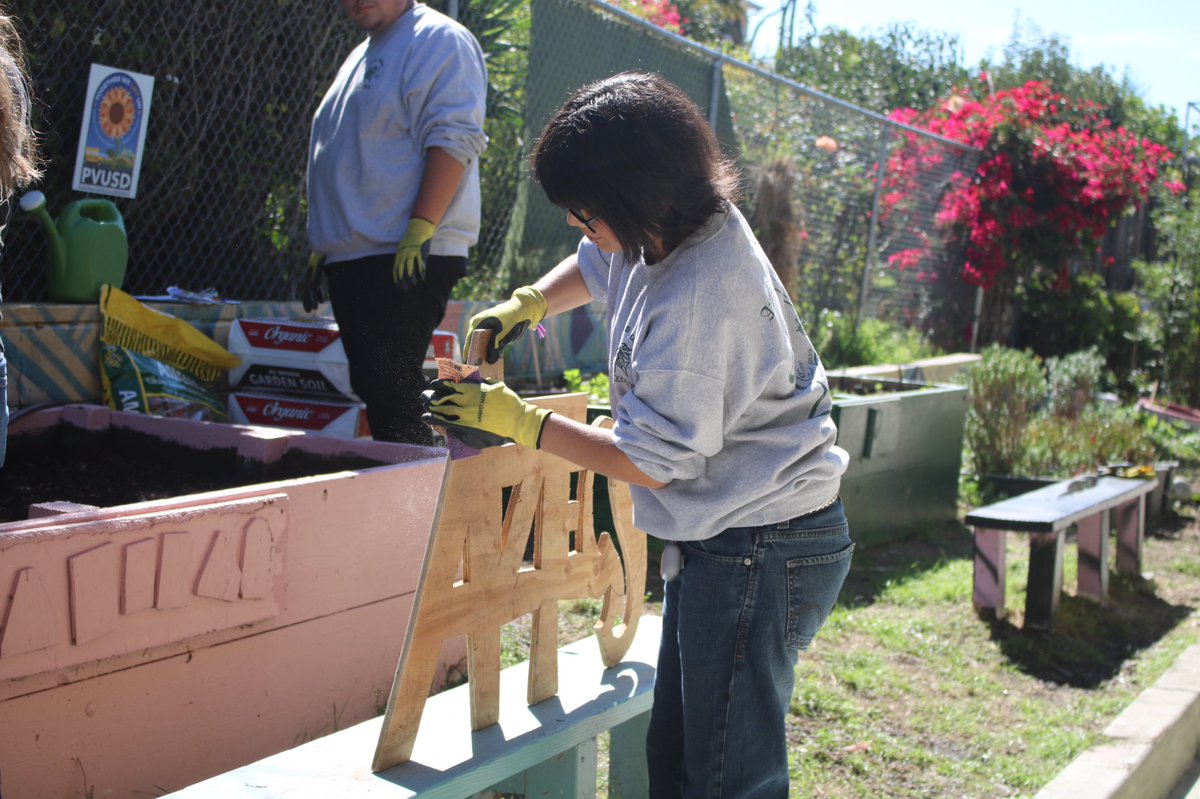 NewSchoolPVUSD's tweet photo. Great day @NewSchoolPVUSD! Garden Projects, cand Animal Cell Models & Dr. Rodriguez! π€π©βπΎπ§«π¬@PajaroValleyUSD @PBLWorks @santacruzcoe @CCEAeducation @greenBXmachine #whatsyourproject #liftup #aztecsavenuesofachievement https://t.co/7IyUj8bDIH