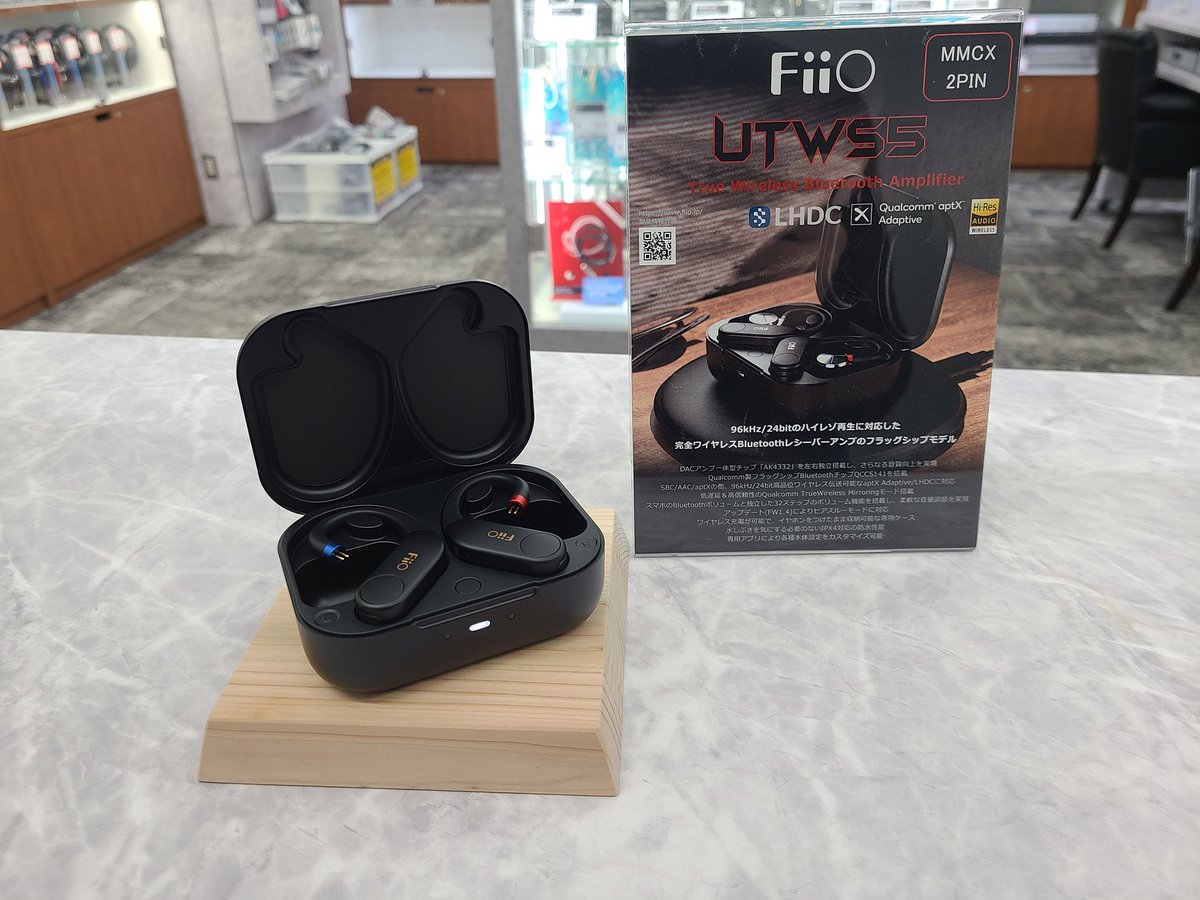FUJIYAAVIC's tweet photo. 【デモ機あります!】本日発売のFiiO UTWS5 2PINのデモ機をご用意!
こちらaptX Adaptive/LHDCに対応、Qualcomm TrueWireless Mirroringモードも搭載しています!
ただ、こちらの2pinは埋め込みには対応していませんので、その点はご注意を!
#FiiO #UTWS5 #フジヤエービック https://t.co/mFa60T8iA5