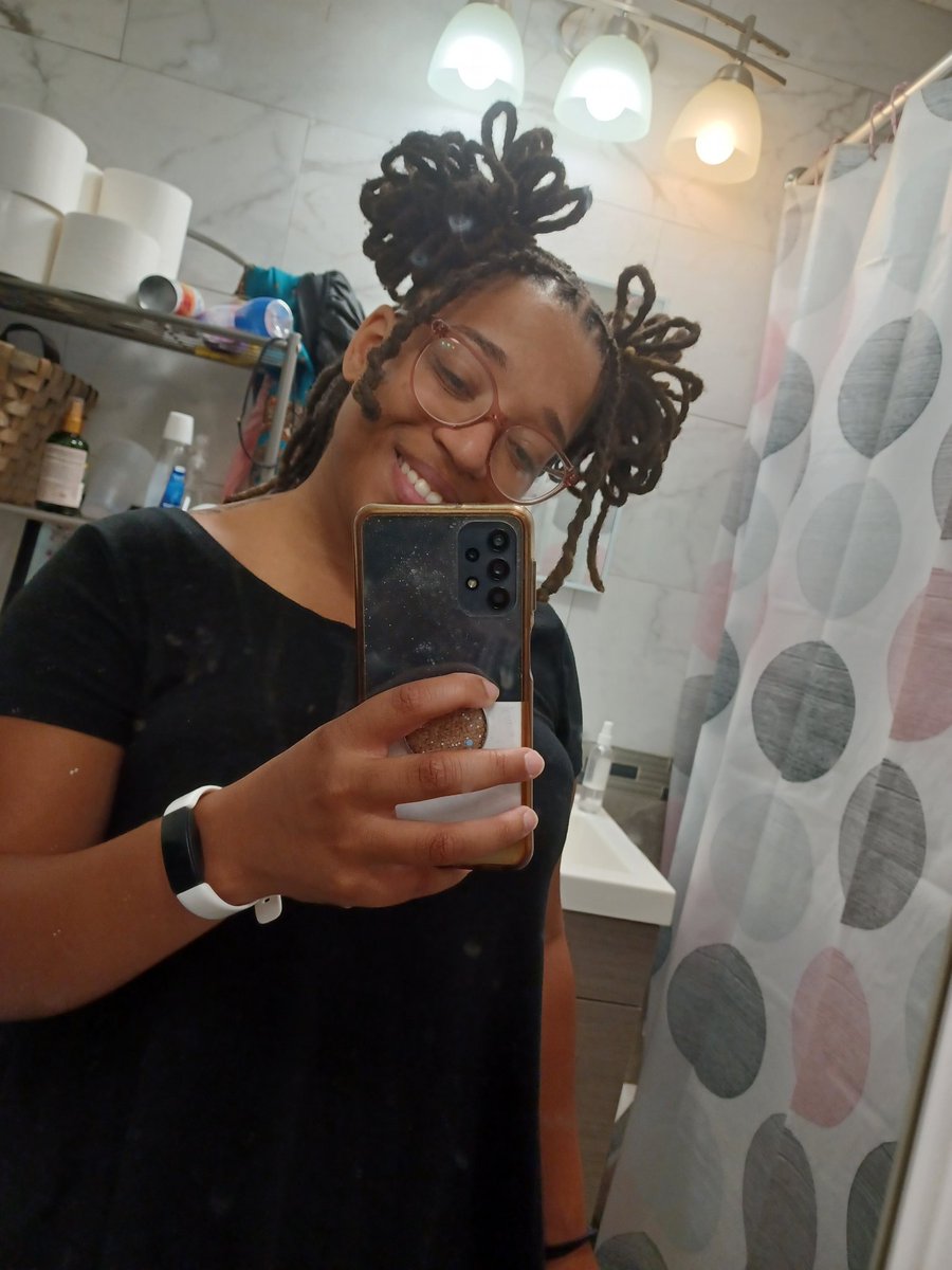 MissDonny's tweet photo. @ThickALoc I love my locs! #3yearsin https://t.co/z78Kn7S3NM