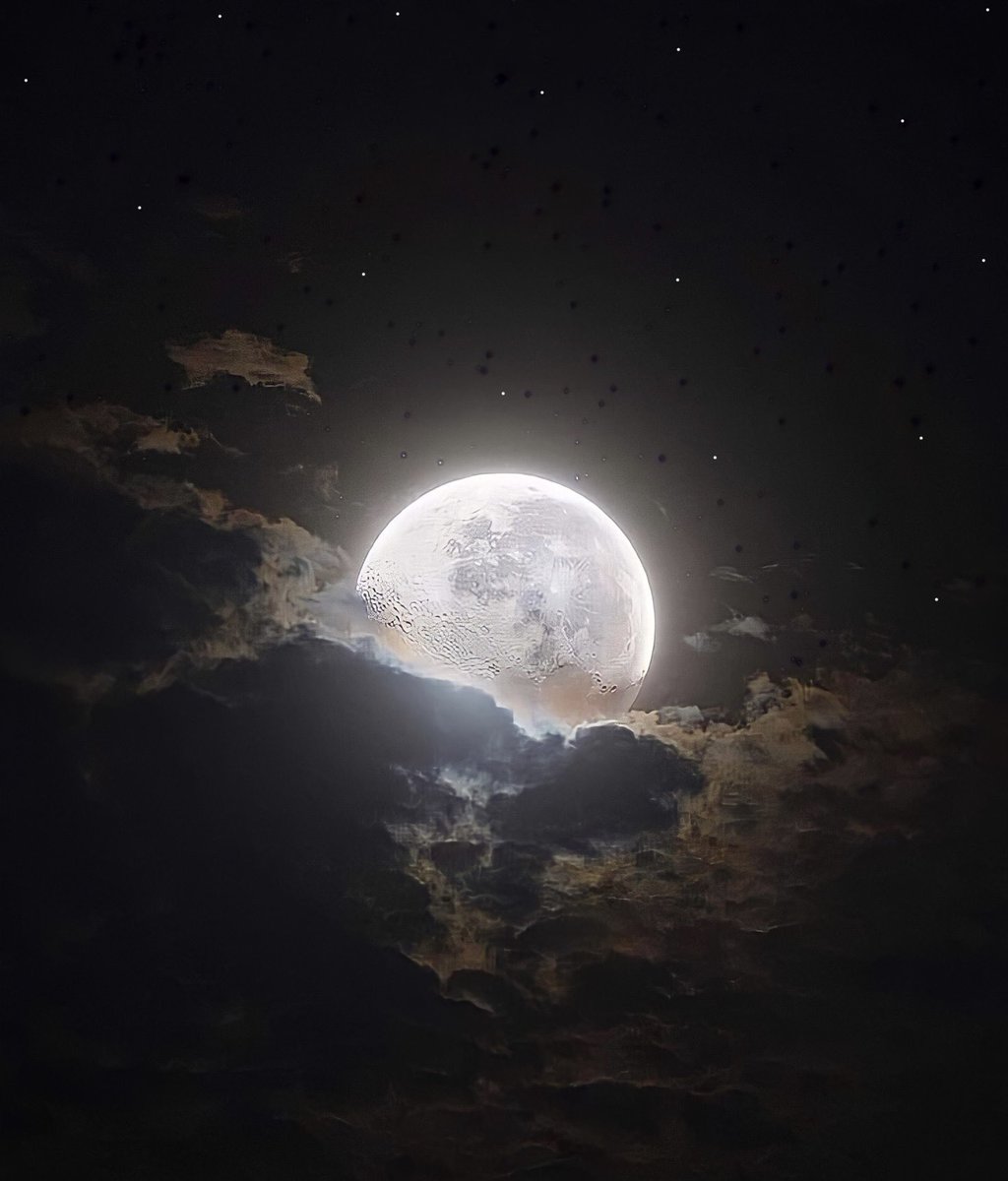 moonloverxjpg's tweet photo. al menos vemos la misma luna https://t.co/4R45nQ0pLJ