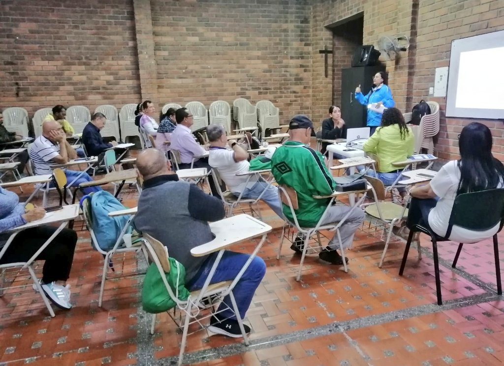 En el Consejo Comunal nos seguimos preparando para poner nuestros conocimientos al servicio de la comunidad, hoy reforzamos nuestro saber con respecto a los roles de los diferentes actores que hacen parte del ejercicio de participación ciudadana🧠📚